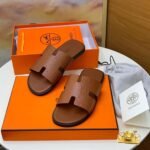 Hermès Izmir Green Ostrich Leather Sandals - Image 2