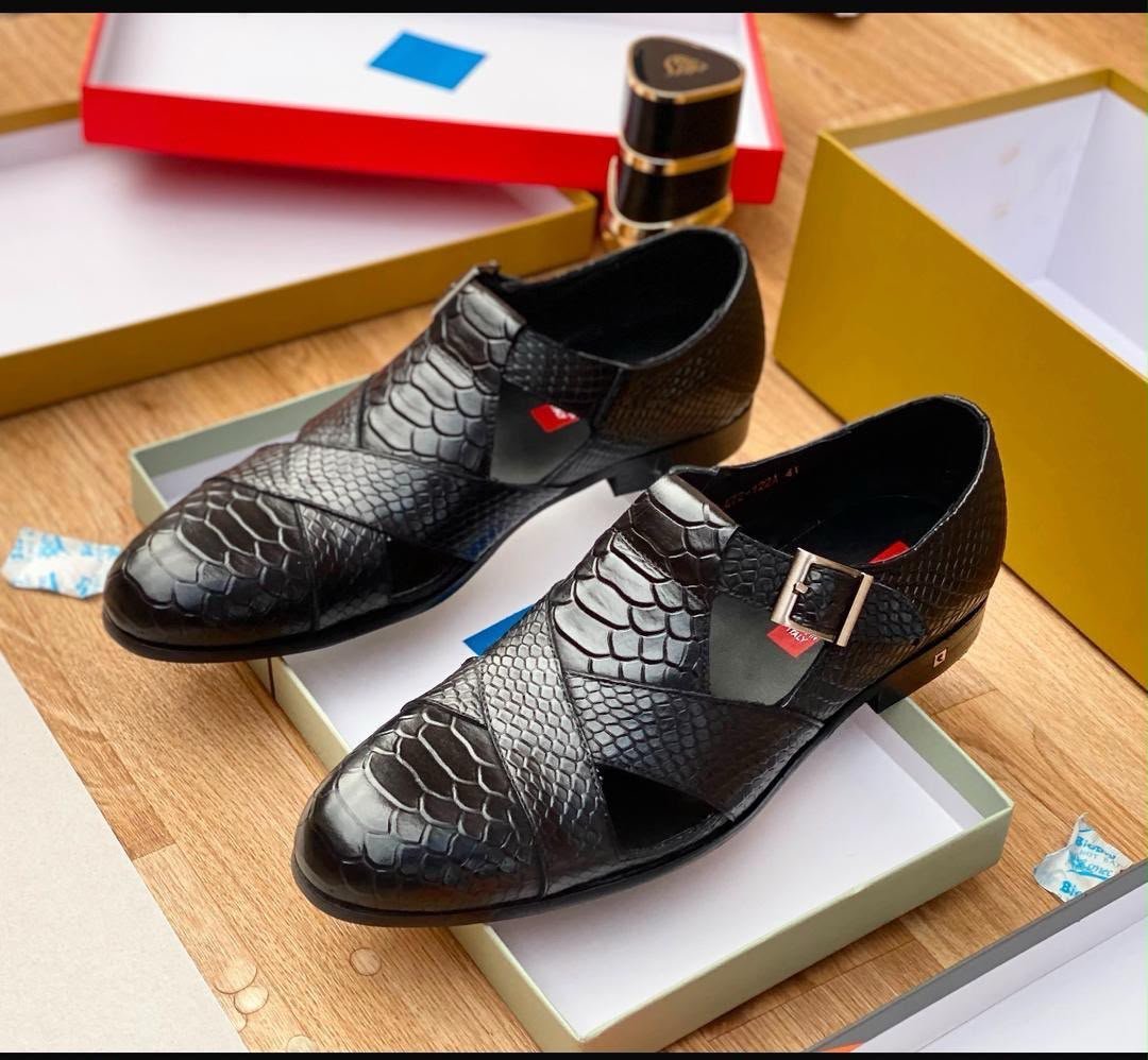 Mens-Black-Crocodile-Pattern-Leather-Sandals.jpg Mens Black Crocodile Pattern Leather Sandals - Image 1